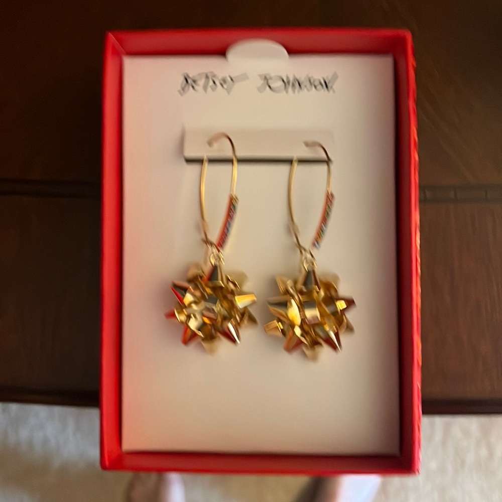 Gold hanging bow earrings.